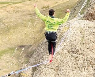 Highliners take on deep canyon in eastern Türkiye