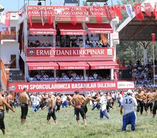 Oil wrestling festival begins in Edirne