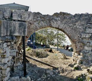 Silk workshop unearthed in castle