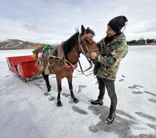 Horse-sleigh season ends at Çıldır Lake