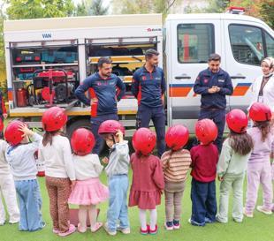 Quake survivors train kindergartners