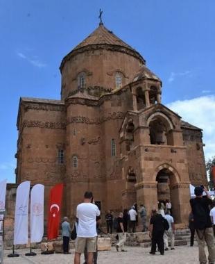 Worshippers gather at Akdamar Island