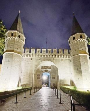 Topkapı Palace draws crowds for night tours