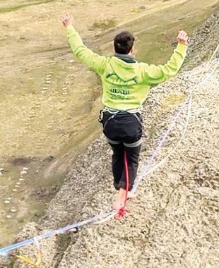 Highliners take on deep canyon in Ağrı