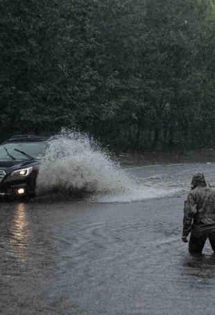 New York flooded by heavy rains, subway partly paralyzed