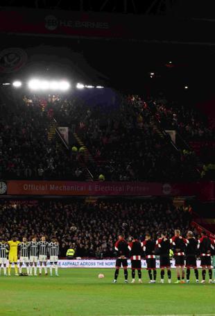 Man Utd say big goodbye to Bobby Charlton with win