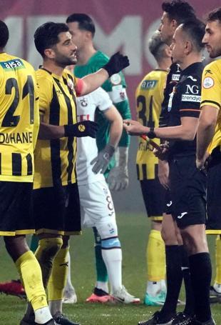 Süper Lig club walks off pitch to protest referee