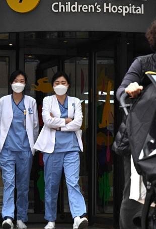 Korea starts procedures to suspend licences of 4,900 striking doctors