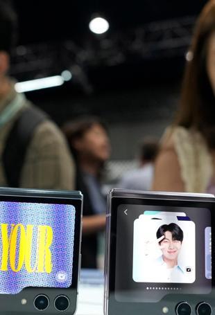 Samsung regains position as top smartphone seller