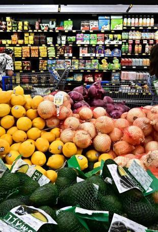 California bans all plastic shopping bags at grocery stores