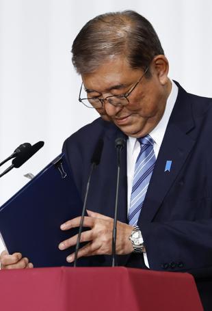 Bruised Japan PM scrambles for support