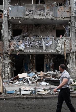 Russian strikes kill one, wound many in Ukraines east