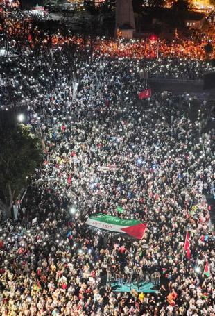 Thousands take to street around world to oppose Israel plan