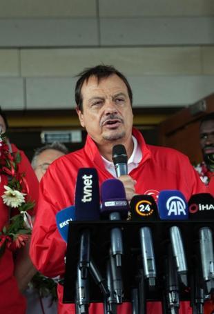 Emotional homecoming for Türkiyes silver medalists after narrow EuroBasket defeat
