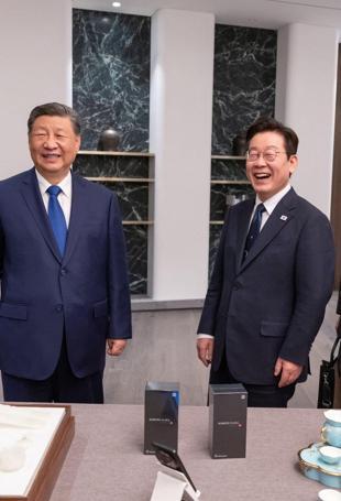 Xi jokes about spying with Chinese phone gift for South Koreas Lee