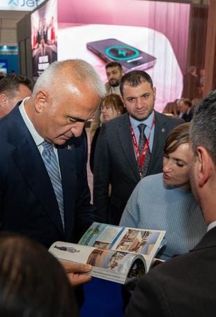 Minister confident $64 billion tourism revenue target to be met