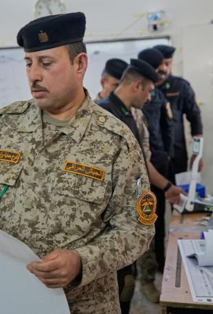 Iraqi forces, displaced people vote early ahead of election