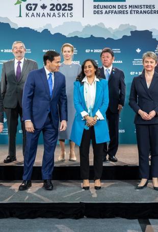 Ukraines FM presses G7 diplomats for support as Russia targets energy grid