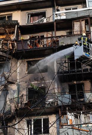 Russia strike on Kiev apartment block kills six, Ukraine says