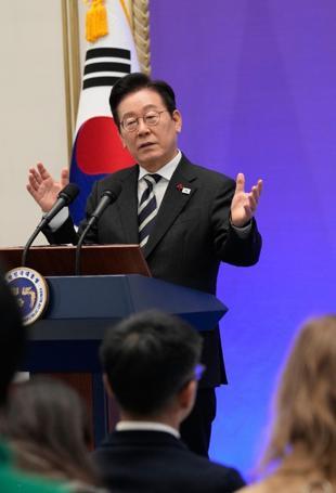 S Korea leader feels should apologize to Pyongyang over predecessors actions