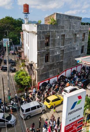 Frustration in Indonesia as flood survivors await aid