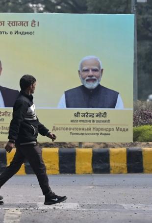 Putin visits India for defense, trade talks