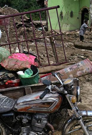 Rain forecasts raise fears in flood-hit Indonesia, Sri Lanka