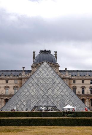 Louvre trade unions to launch rolling strike