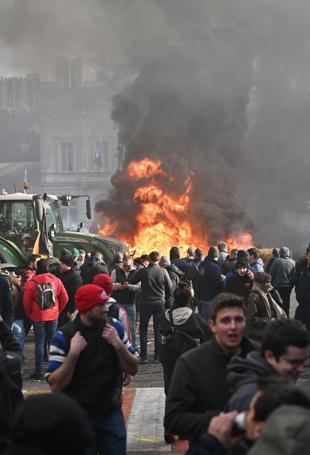 EU-Mercosur deal delayed as farmers stage Brussels show of force