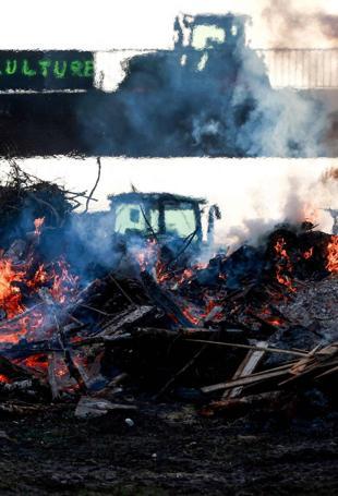 Macron meets French farmers in bid to defuse anger over trade deal