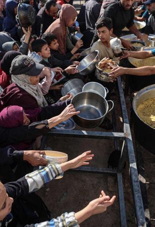 US pledges $2 bln for UN aid, with warning