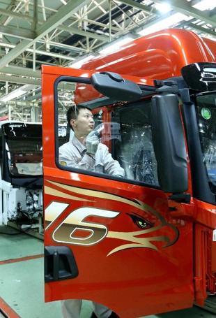 Chinas factory activity edges up, snapping 8-month slide