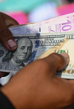 In Venezuela, price of US dollar up 479 percent in a year
