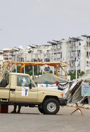 Pro-Saudi Yemen governor launches bid for military bases