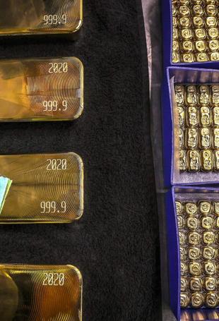Gold prices rise, oil volatile amid geopolitical tensions