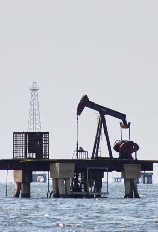 Trump plans to meet with oil executives about Venezuela