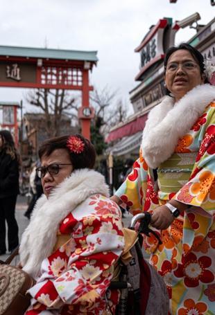 Record number of 42.7 million tourists flock to Japan last year