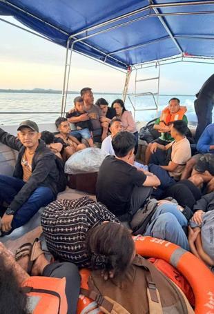 At least fifteen dead, 28 missing as ferry sinks in southern Philippines