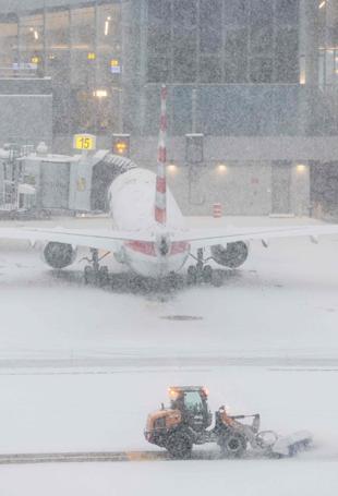 Heavy snow, ice cripple life across US