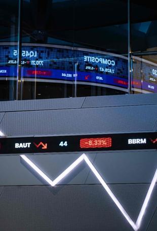 Asian stocks hit by fresh tech fears as gold retreats from peak