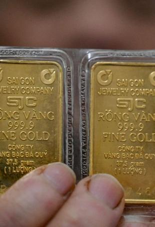 Oil tumbles on Iran hopes, precious metals hit by stronger dollar