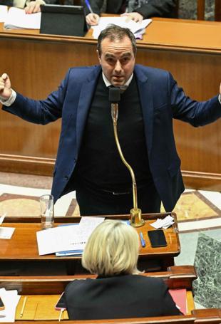 French PM ends budget deadlock after no confidence motions beaten