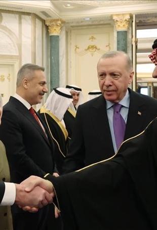 Türkiye signs $2B solar energy investment deal with Saudi Arabia