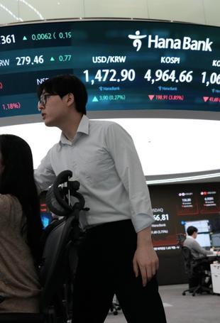 Asian markets extend global retreat as tech worries build