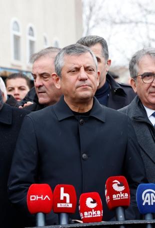 Özel marks quake anniversary with tour