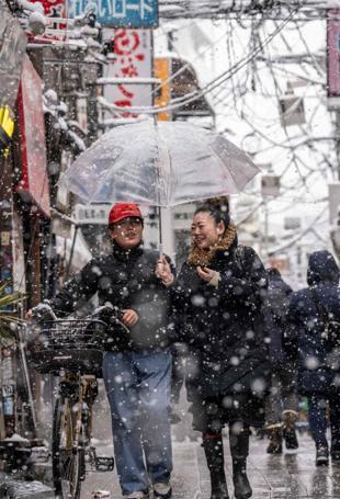 Japanes brave snow to vote in snap election