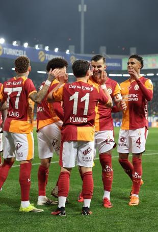 Galatasaray leads Fenerbahçe in Süper Lig title race