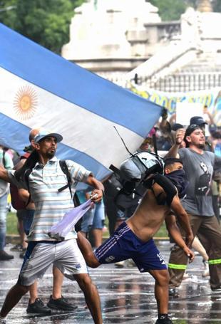 Milei labor law reforms spark clashes in Buenos Aires