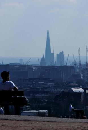 UK unemployment rises to five-year high of 5.2 pct: official