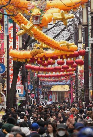 Chinese visitors to Japan slump as spat rumbles on